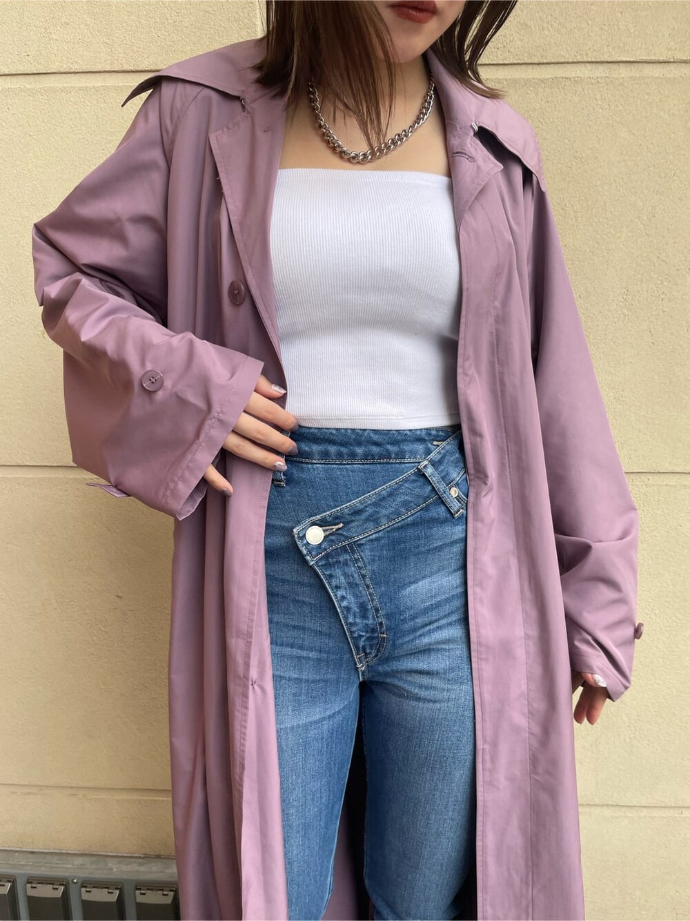 パープル系のトレンチコート、ホワイト系のキャミソール、ホワイト系のサンダルを着用したレディースの春コーディネートの6枚目の写真