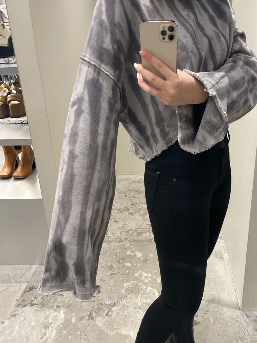 ブラック系のデニムパンツ、グレー系のTシャツ/カットソーを着用したレディースの秋コーディネートの3枚目の写真