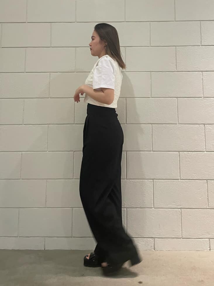 ブラック系のサンダル、ホワイト系のタンクトップ、ブラック系のその他パンツを着用したレディースの春コーディネートの2枚目の写真