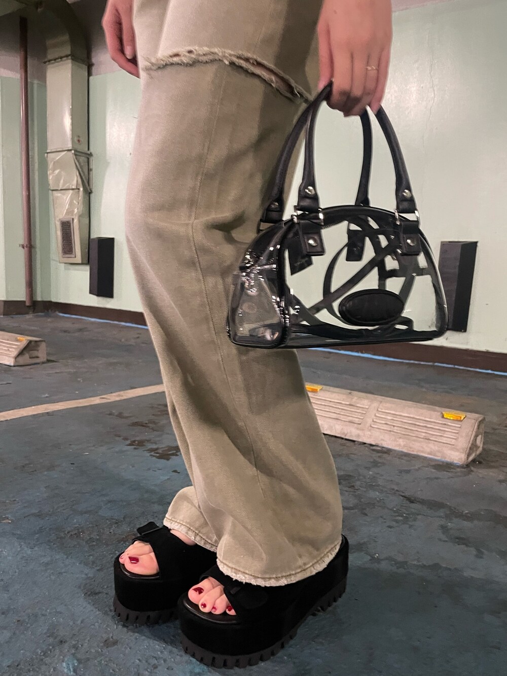 ブラック系のデニムパンツ、その他のハンドバッグ、ホワイト系のアンサンブルを着用したレディースの夏コーディネートの10枚目の写真