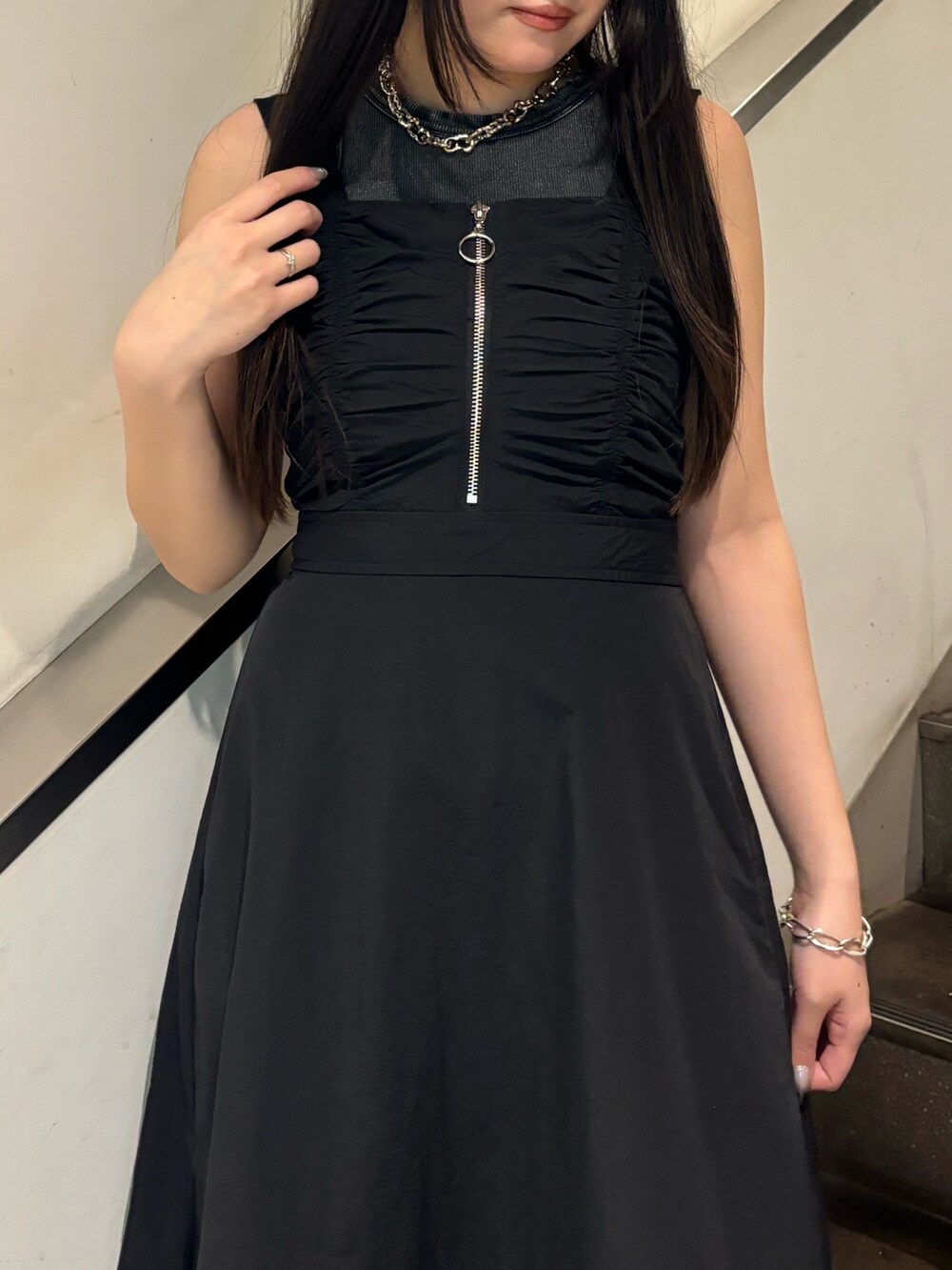 ブラック系のワンピース、ホワイト系のサンダル、ブラック系のタンクトップを着用したレディースの夏コーディネートの4枚目の写真