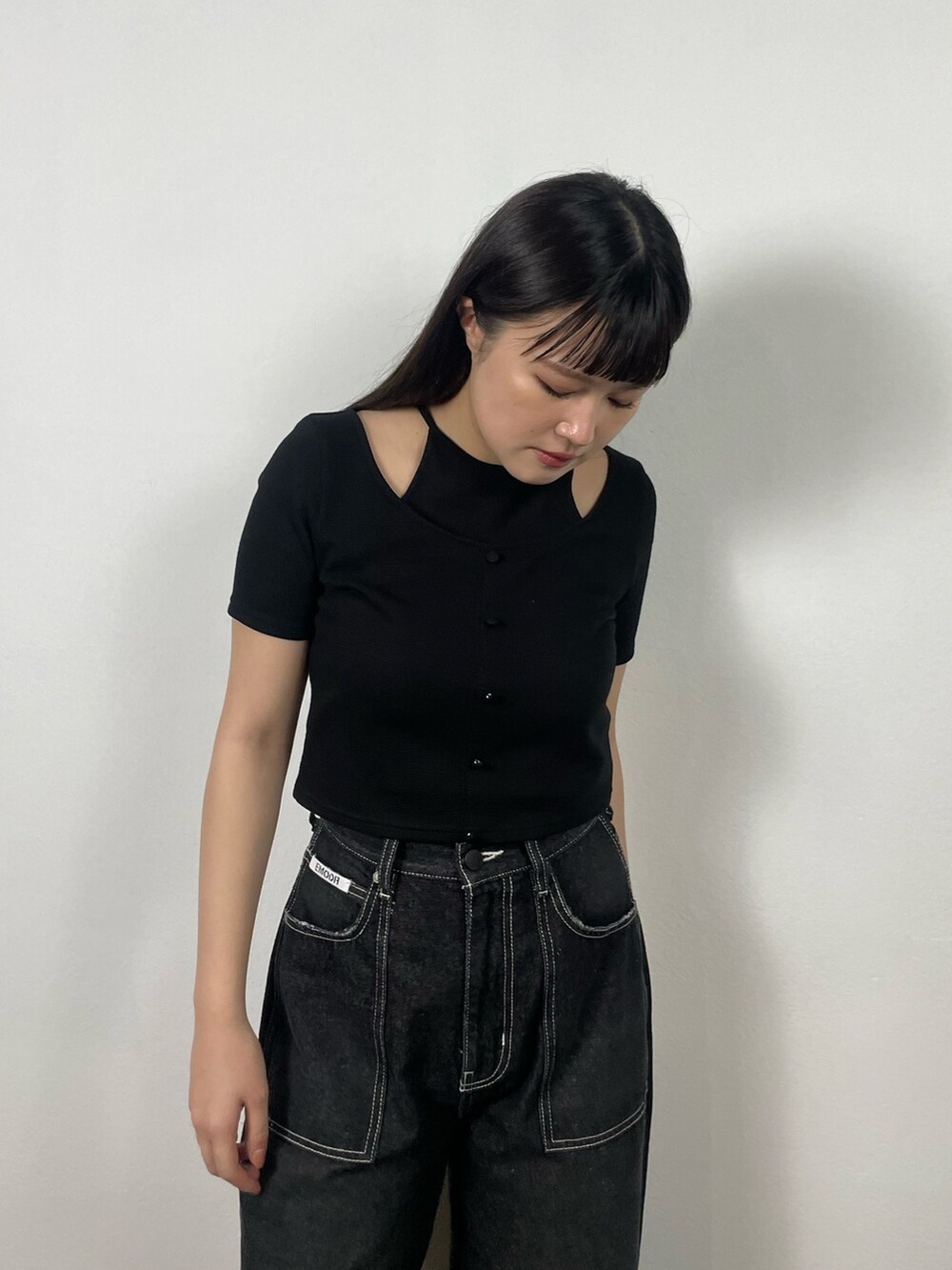 ブラック系のデニムパンツ、ブラック系のTシャツ/カットソーを着用したレディースの夏コーディネートの4枚目の写真