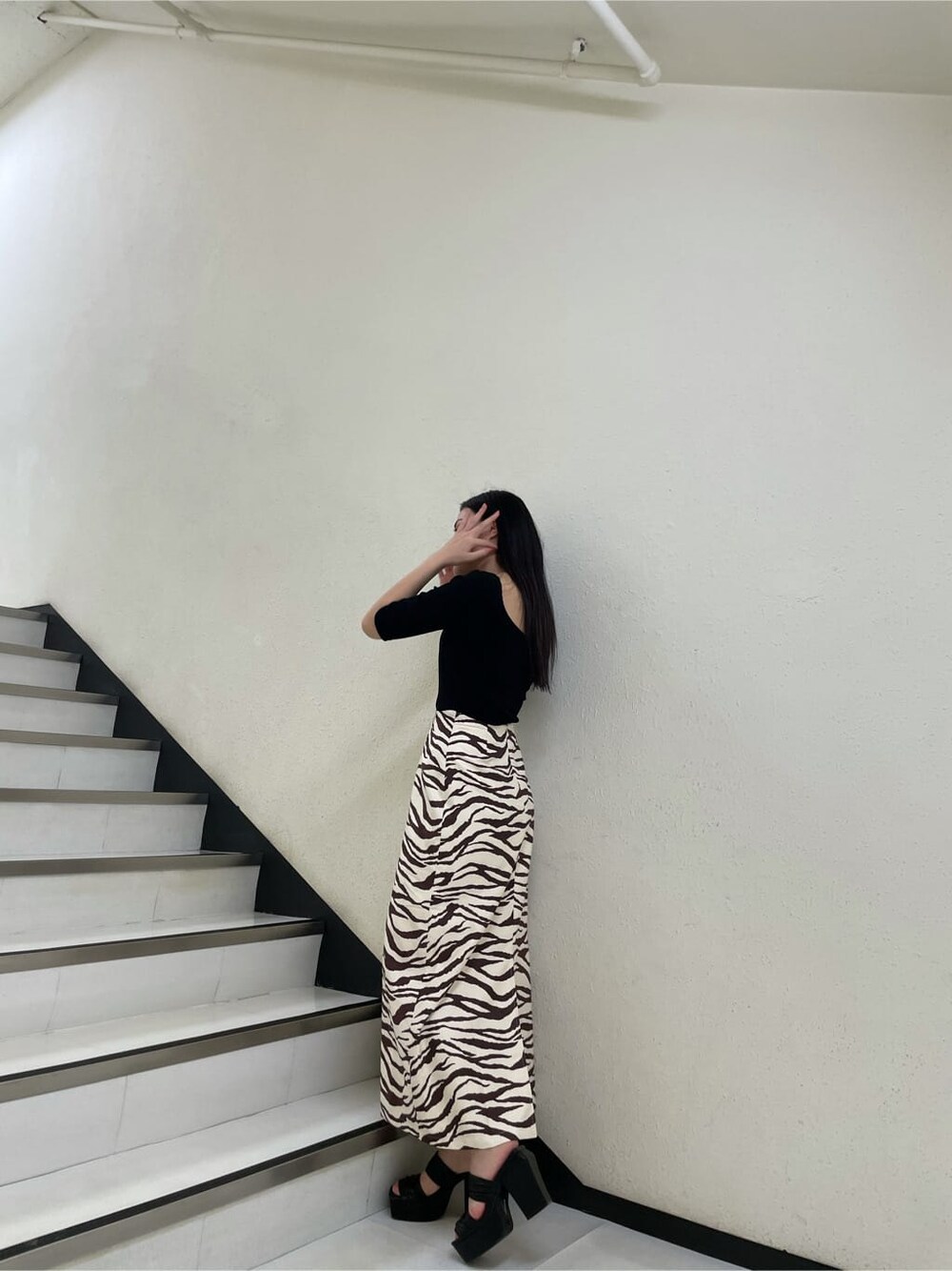 その他のスカート、ブラック系のサンダル、ブラック系のTシャツ/カットソーを着用したレディースの夏コーディネートの2枚目の写真