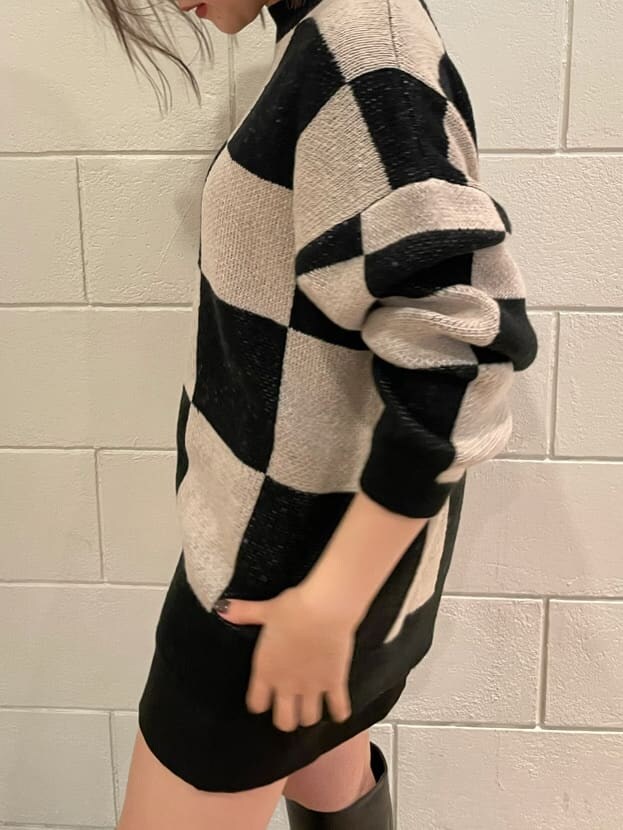 ブラック系のブーツ、ブラック系のスカート、ブラック系のニット/セーターを着用したレディースの冬コーディネートの5枚目の写真