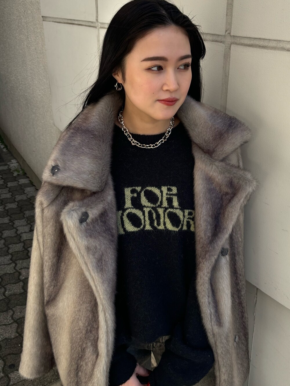 グレー系のその他アウター、ブラック系のニット/セーター、ブラック系のハンドバッグを着用したレディースの冬コーディネートの4枚目の写真