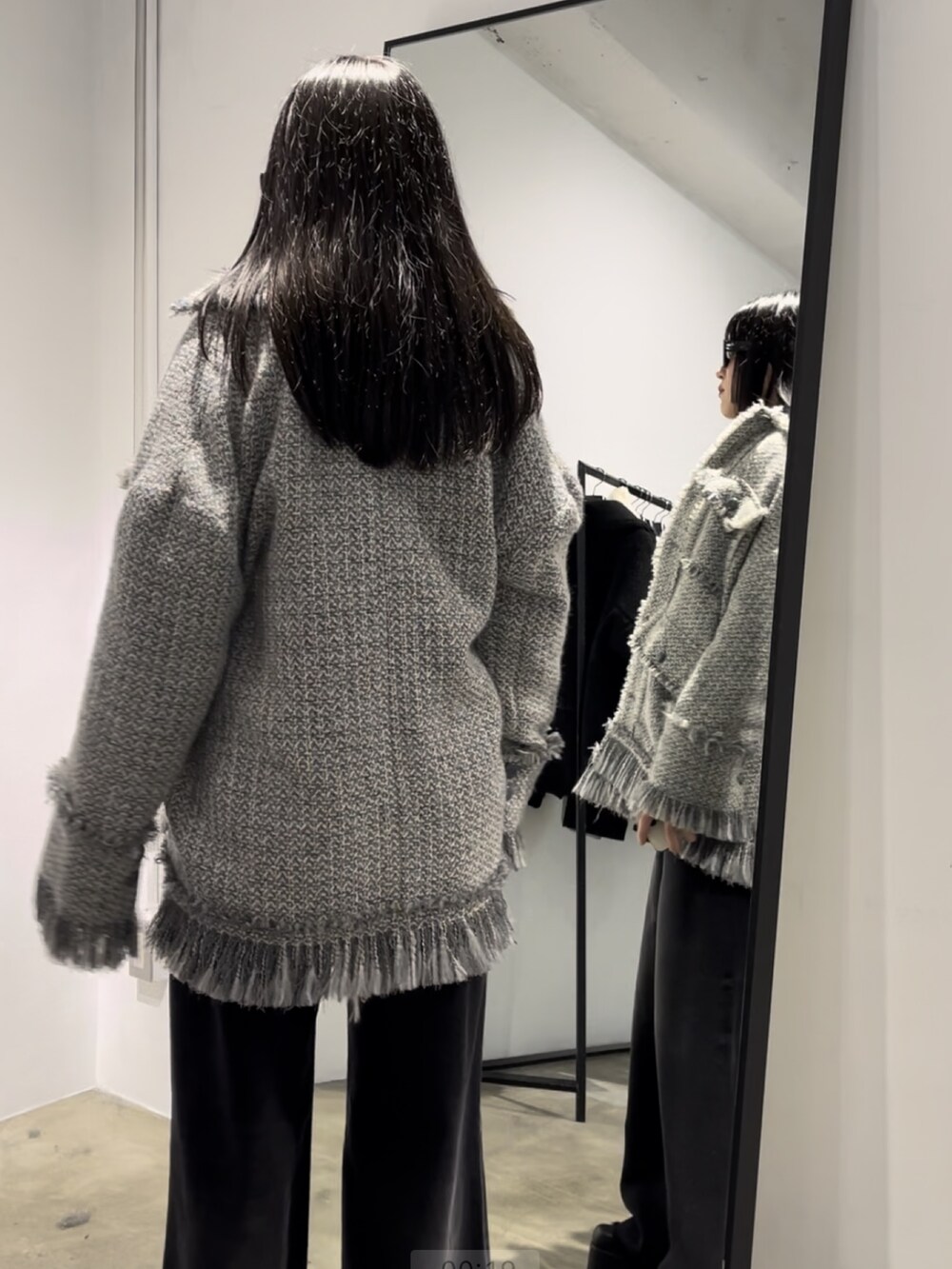 ブラック系のデニムパンツ、グレー系のその他アウター、ブラック系のカーディガン/ボレロを着用したレディースの秋コーディネートの3枚目の写真