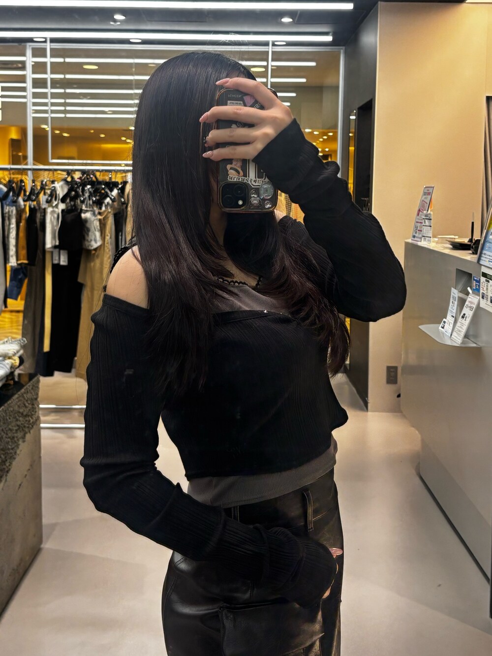 ブラック系のサンダル、ブラック系のその他パンツ、グレー系のTシャツ/カットソーを着用したレディースの春コーディネートの4枚目の写真