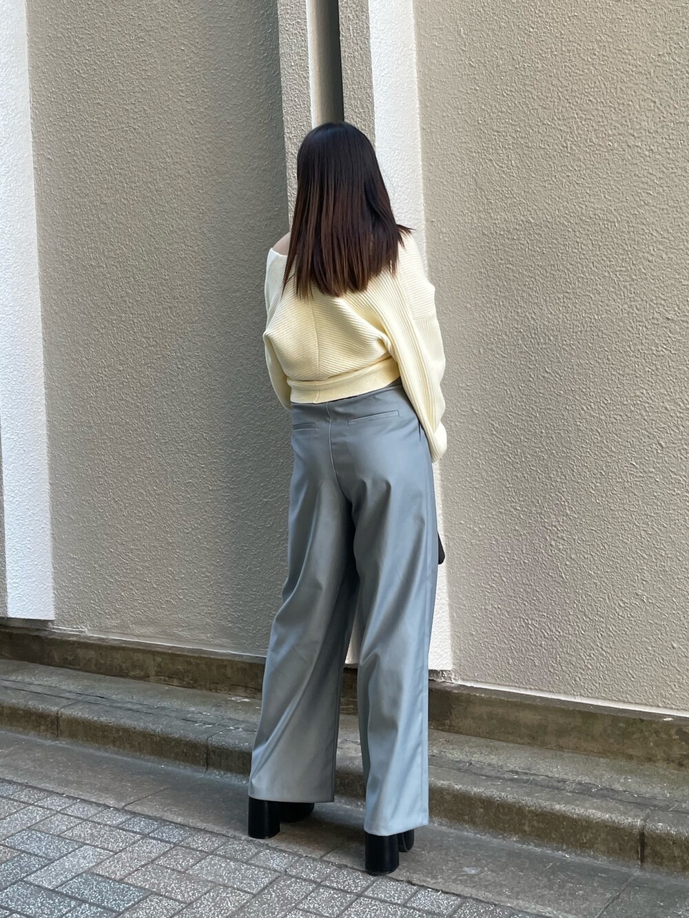 ホワイト系のニット/セーター、ブルー系のその他パンツ、ブラック系のブーツを着用したレディースの冬コーディネートの3枚目の写真