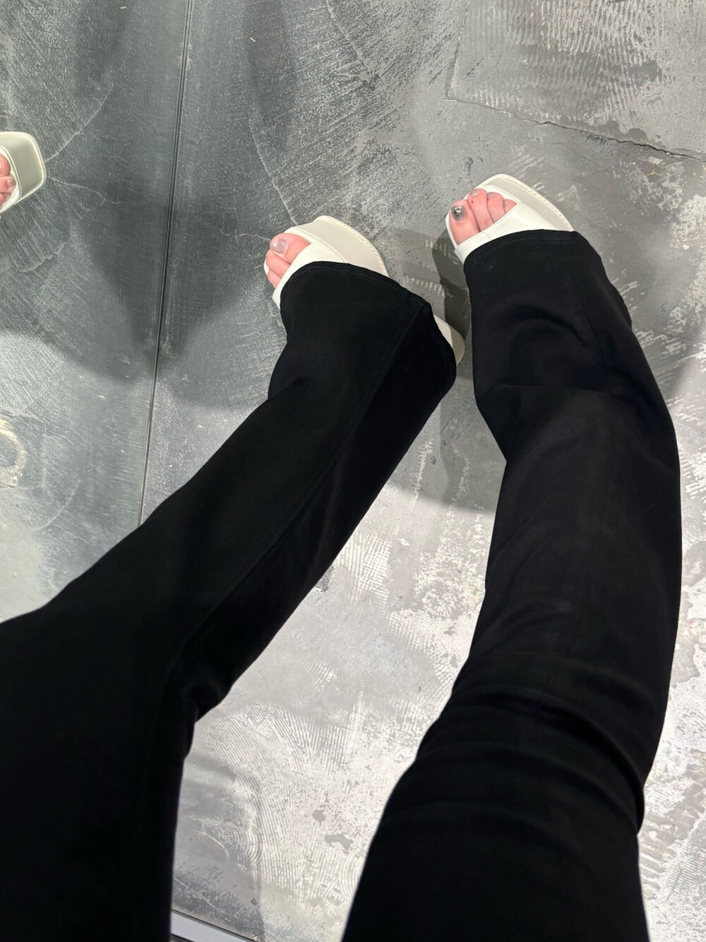 ベージュ系のシャツ/ブラウス、ホワイト系のサンダル、ブラック系のデニムパンツを着用したレディースの夏コーディネートの6枚目の写真