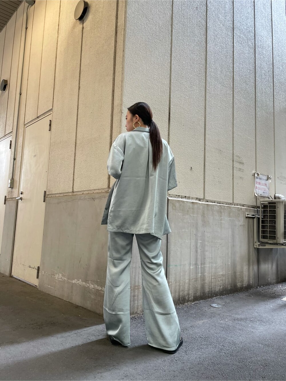 ホワイト系のタンクトップ、グリーン系のシャツ/ブラウス、グリーン系のその他パンツを着用したレディースの夏コーディネートの5枚目の写真