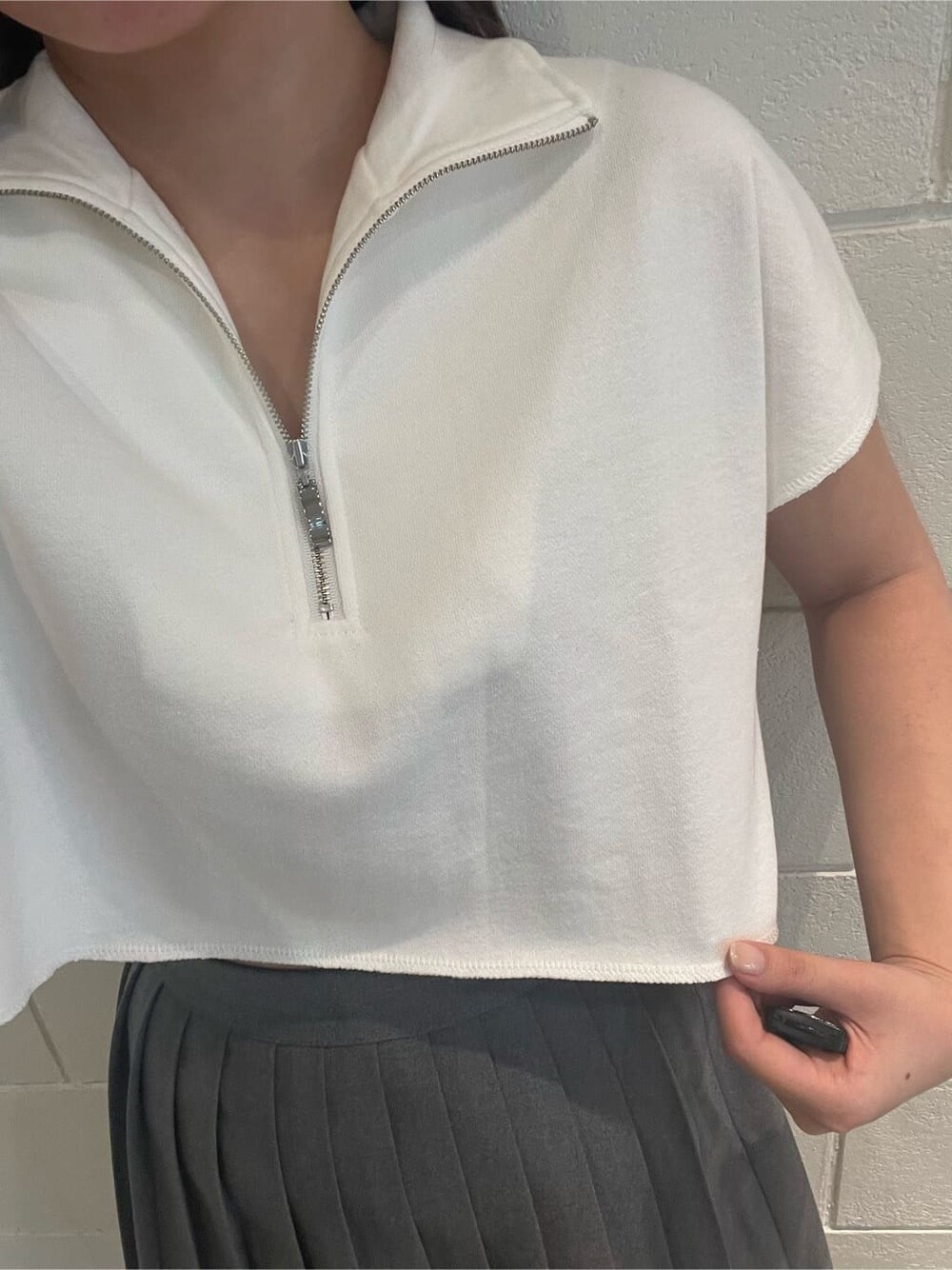 ホワイト系のサンダル、グレー系のスカート、ホワイト系のTシャツ/カットソーを着用したレディースの夏コーディネートの5枚目の写真