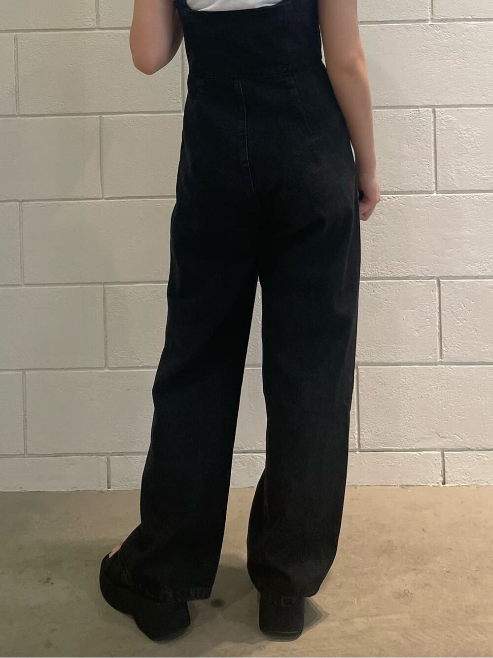 ブラック系のサンダル、ブラック系のつなぎ/オールインワン、ホワイト系のTシャツ/カットソーを着用したレディースの夏コーディネートの5枚目の写真