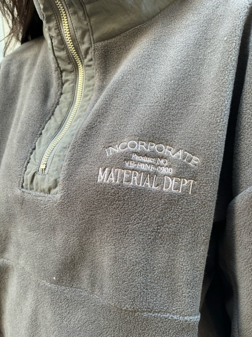 グレー系のTシャツ/カットソー、グレー系のスカート、ブラック系のブーツを着用したレディースの秋コーディネートの10枚目の写真