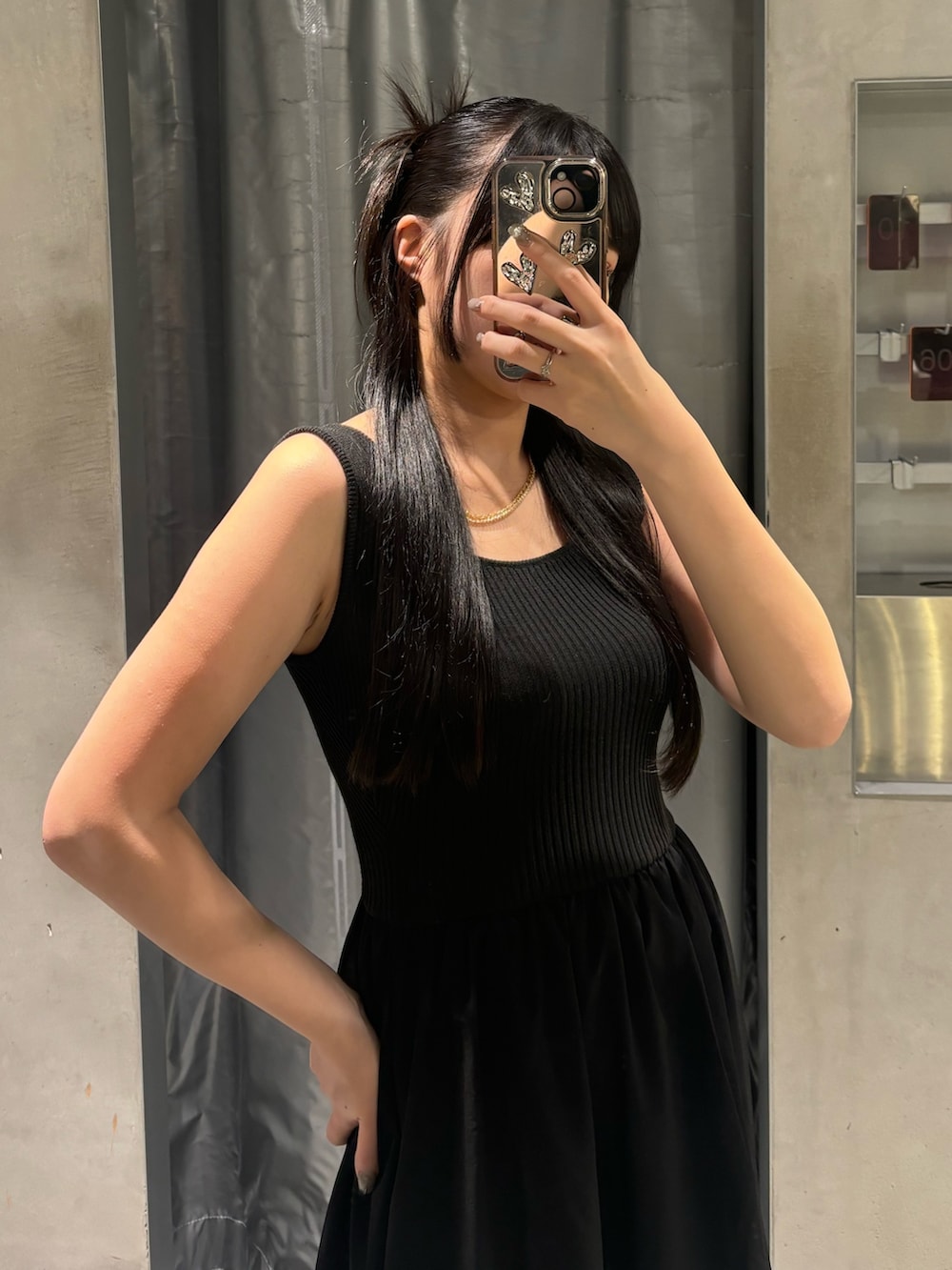 ブラック系のワンピース、ブラック系のサンダルを着用したレディースの夏コーディネートの3枚目の写真