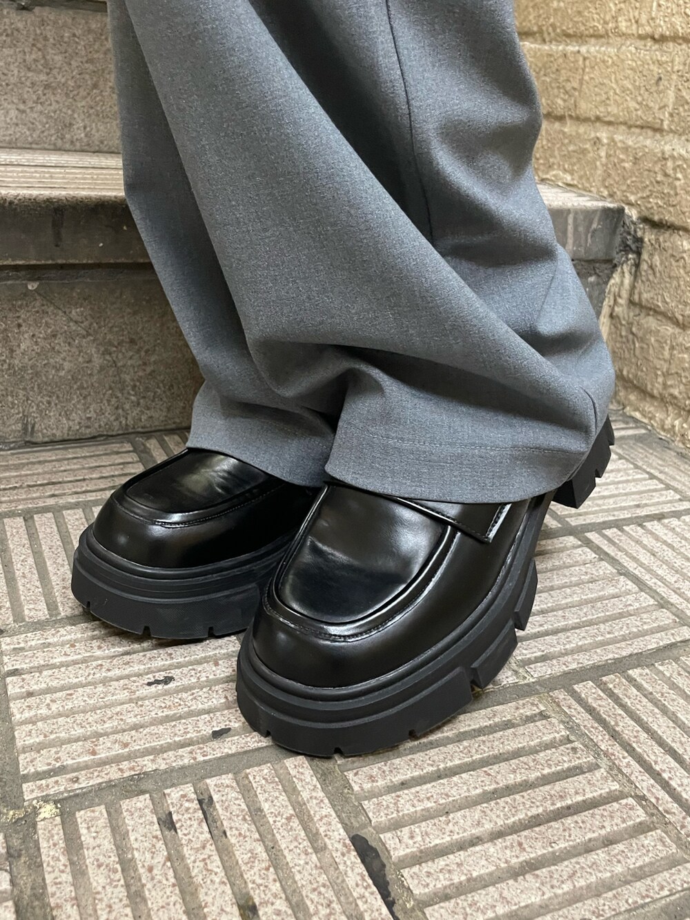 ブラック系のローファー、グレー系のその他パンツ、グレー系のニット/セーターを着用したレディースの秋コーディネートの8枚目の写真