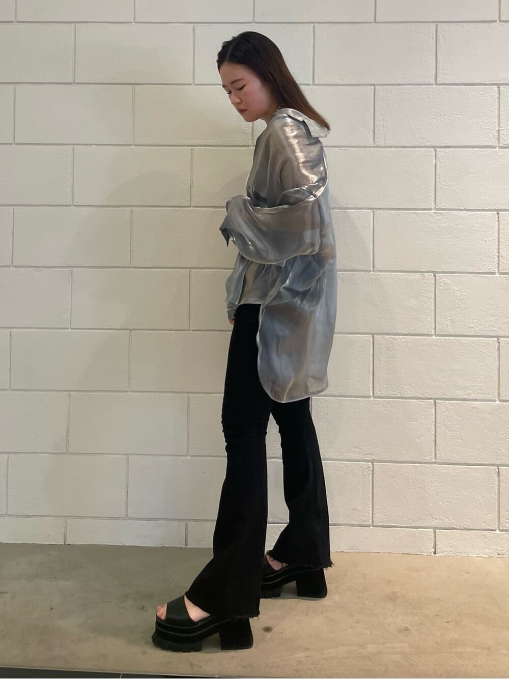 グレー系のシャツ/ブラウス、ブラック系のデニムパンツ、ブラック系のサンダルを着用したレディースの夏コーディネートの2枚目の写真