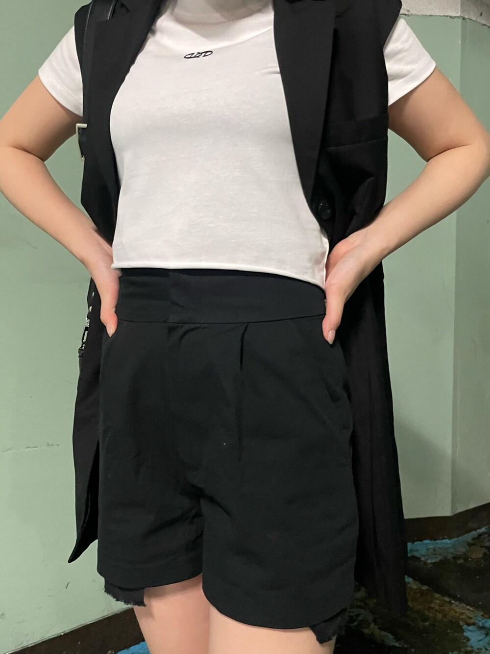 ベージュ系のショルダーバッグ、ブラック系のサンダル、ブラック系のワンピースを着用したレディースの夏コーディネートの7枚目の写真