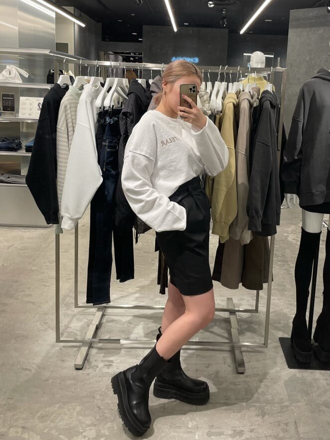 ブラック系のその他パンツ、ホワイト系のTシャツ/カットソーを着用したレディースの秋コーディネートの2枚目の写真