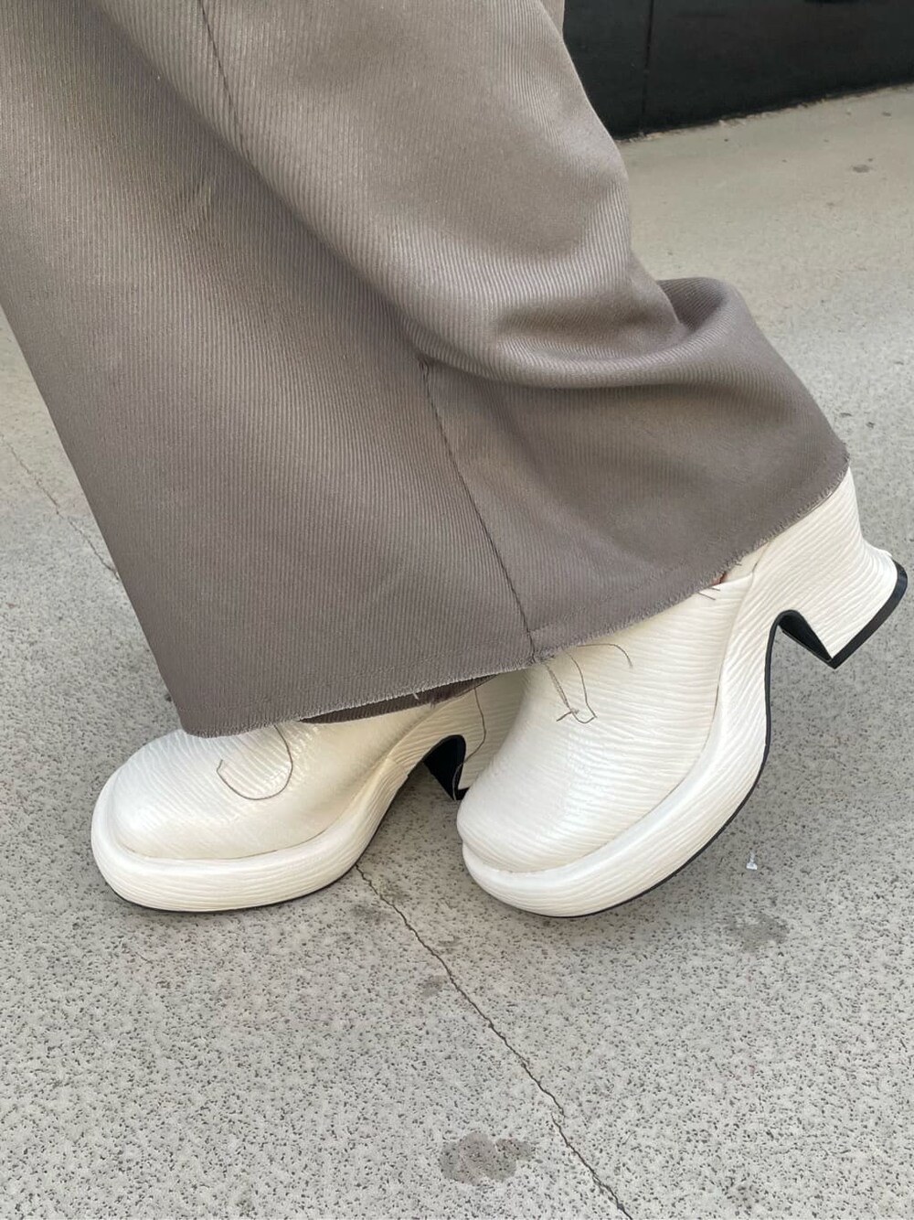 ホワイト系のパンプス、ブラウン系のその他パンツ、ホワイト系のシャツ/ブラウスを着用したレディースの春コーディネートの8枚目の写真