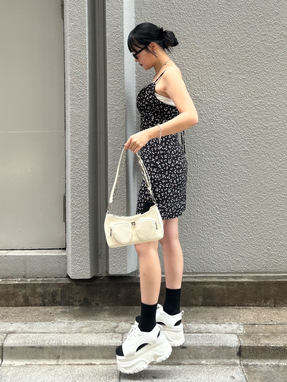 ホワイト系のサンダル、ホワイト系のショルダーバッグ、その他のワンピースを着用したレディースの夏コーディネートの3枚目の写真