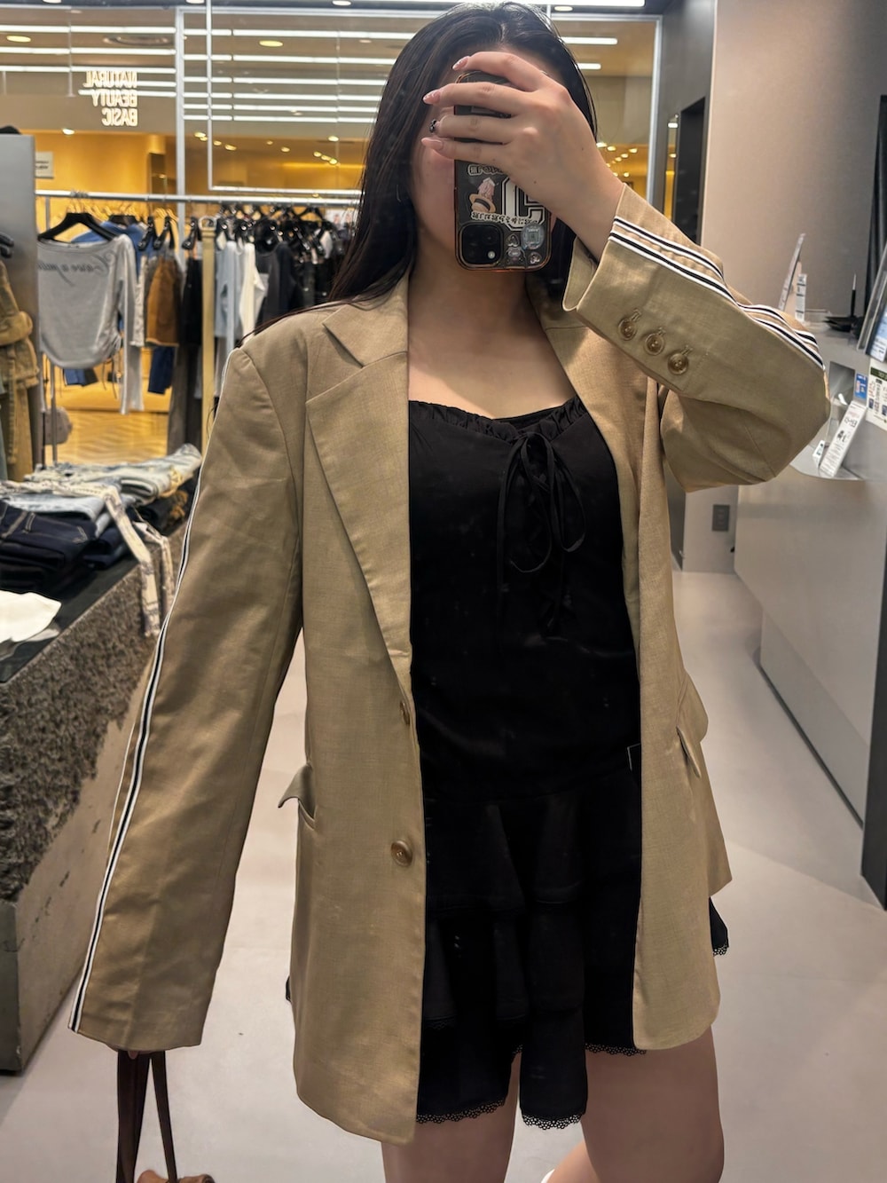 ブラック系のサンダル、グレー系のテーラードジャケット、ブラウン系のショルダーバッグを着用したレディースの春コーディネートの3枚目の写真