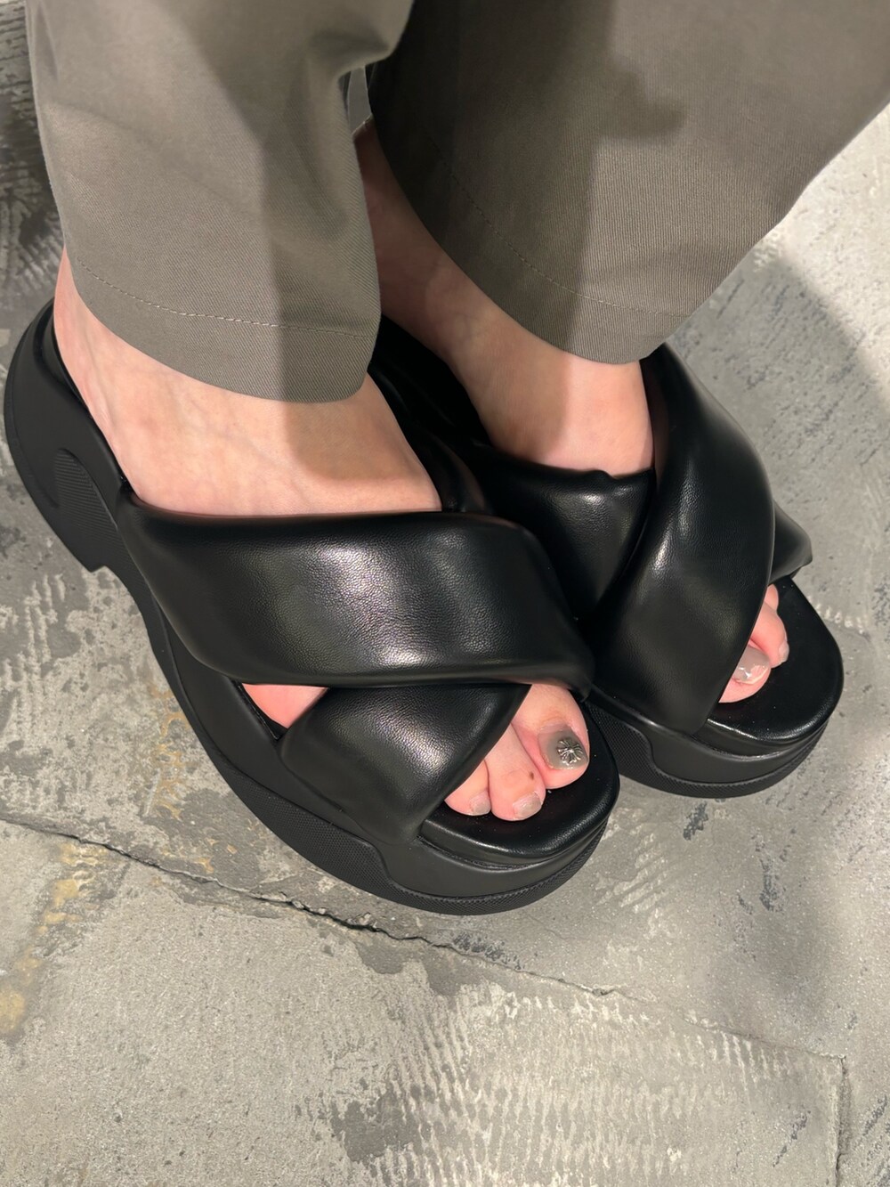 ブラック系のサンダル、ブラック系のTシャツ/カットソー、グレー系のその他パンツを着用したレディースの夏コーディネートの8枚目の写真