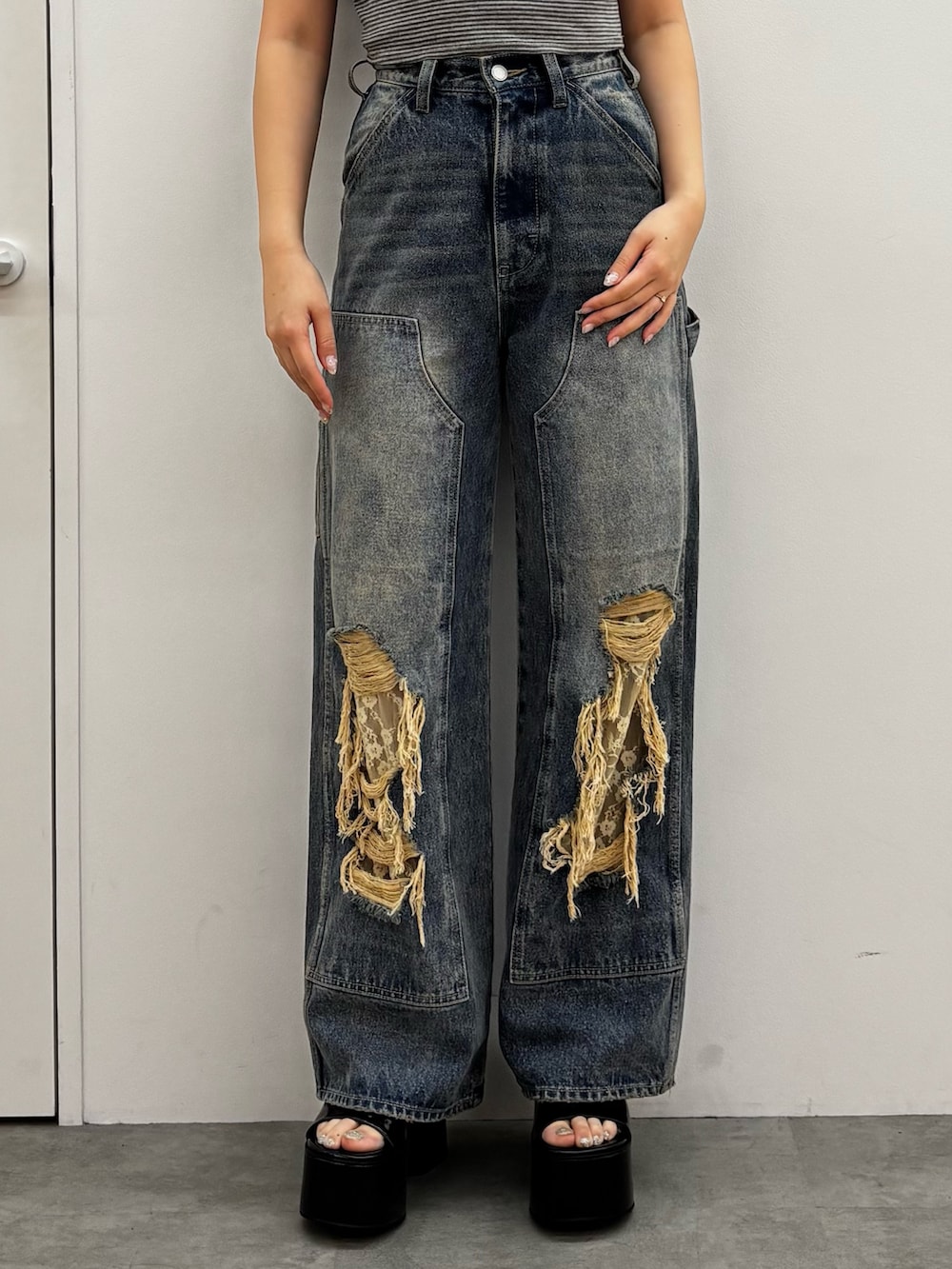 ブラック系のサンダル、ブルー系のデニムパンツ、グレー系のTシャツ/カットソーを着用したレディースの春コーディネートの4枚目の写真