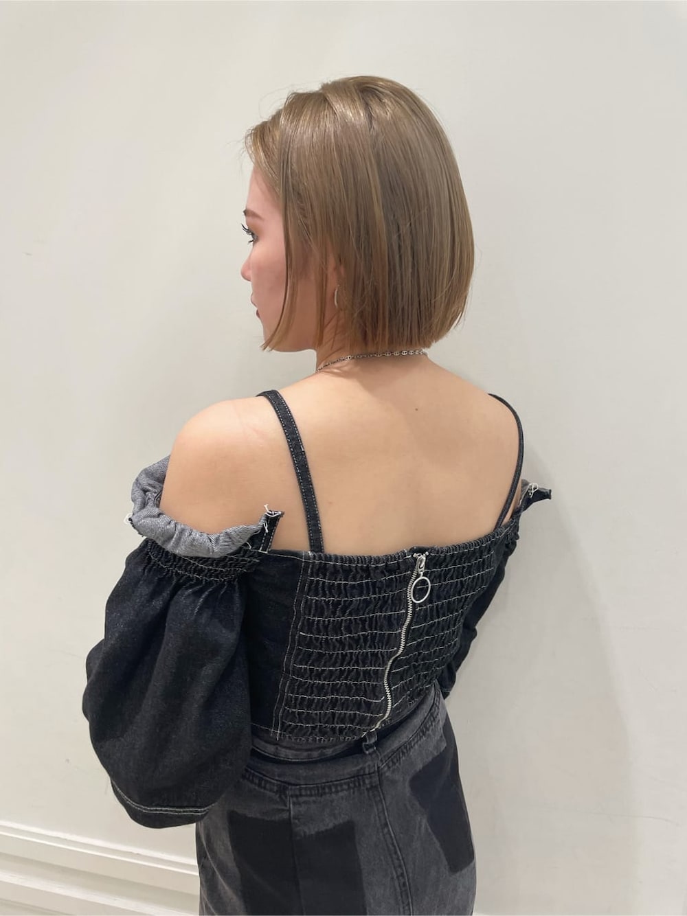 ブラック系のデニムスカート、ブラック系のシャツ/ブラウスを着用したレディースの夏コーディネートの5枚目の写真