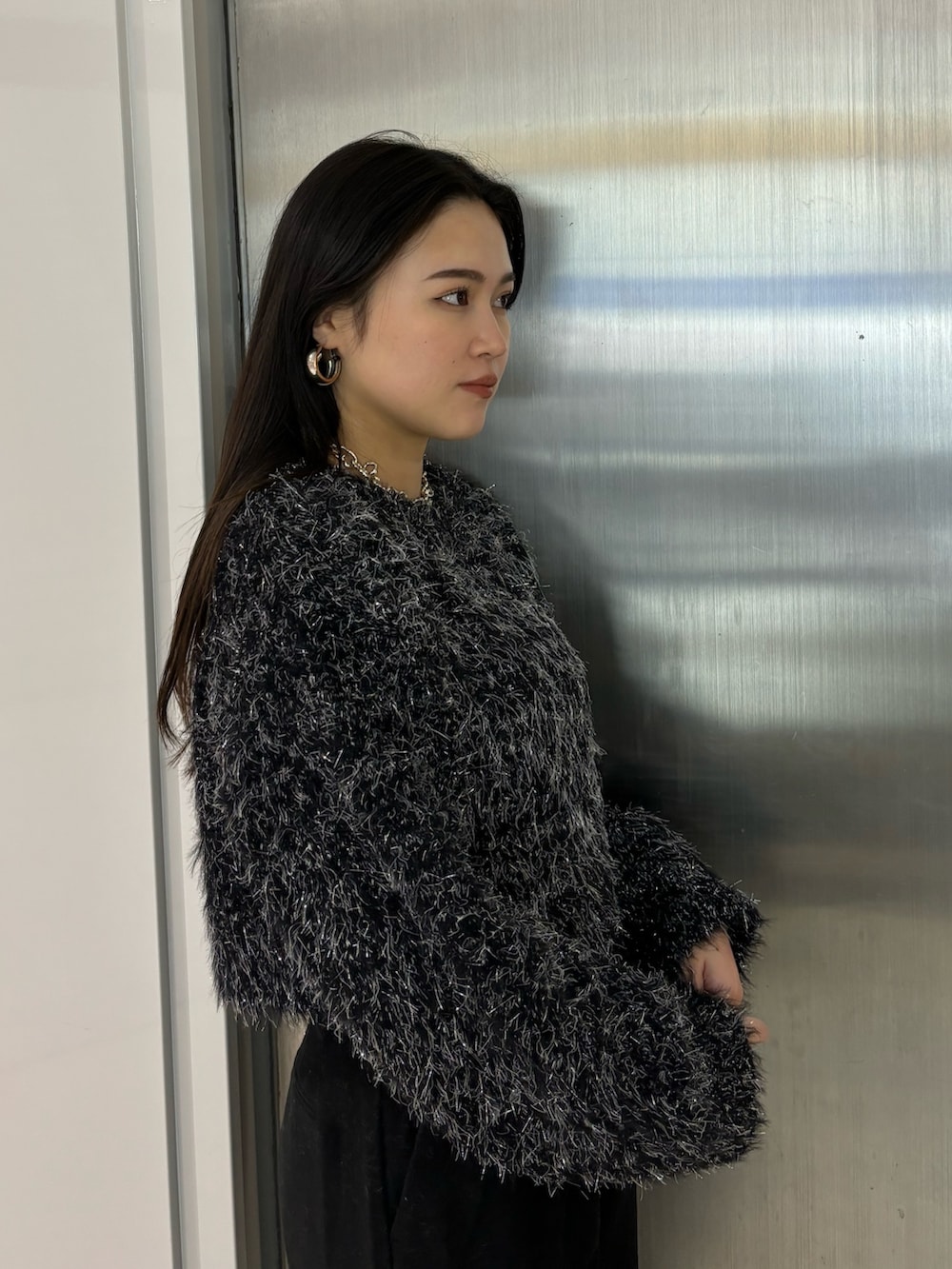 その他のブルゾン、ブラック系のその他パンツ、ブラック系のブーツを着用したレディースの冬コーディネートの7枚目の写真