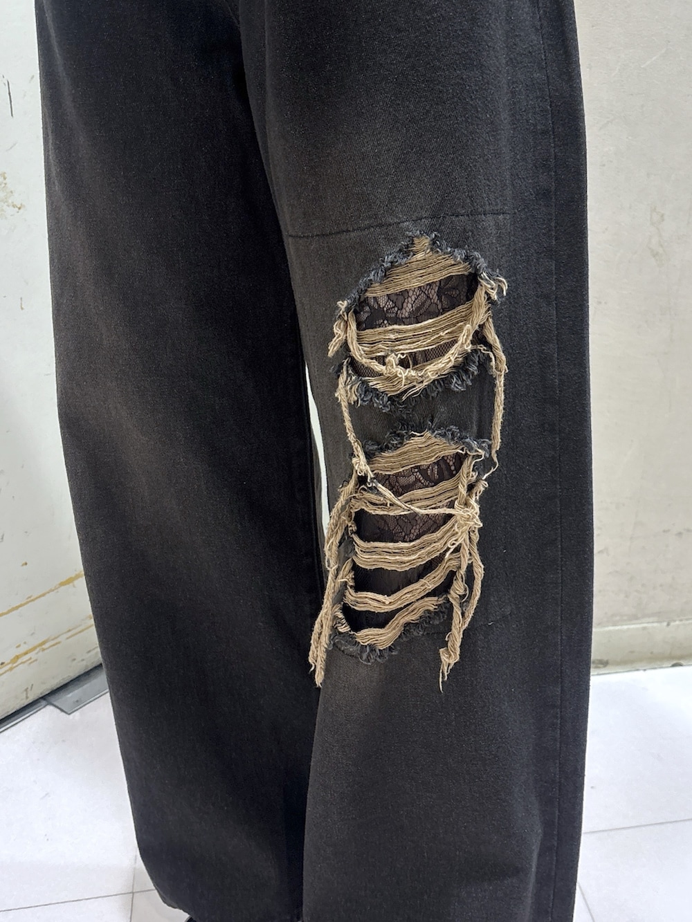 ブラック系のローファー、ブラック系のデニムパンツ、ブラック系のTシャツ/カットソーを着用したレディースの秋コーディネートの4枚目の写真