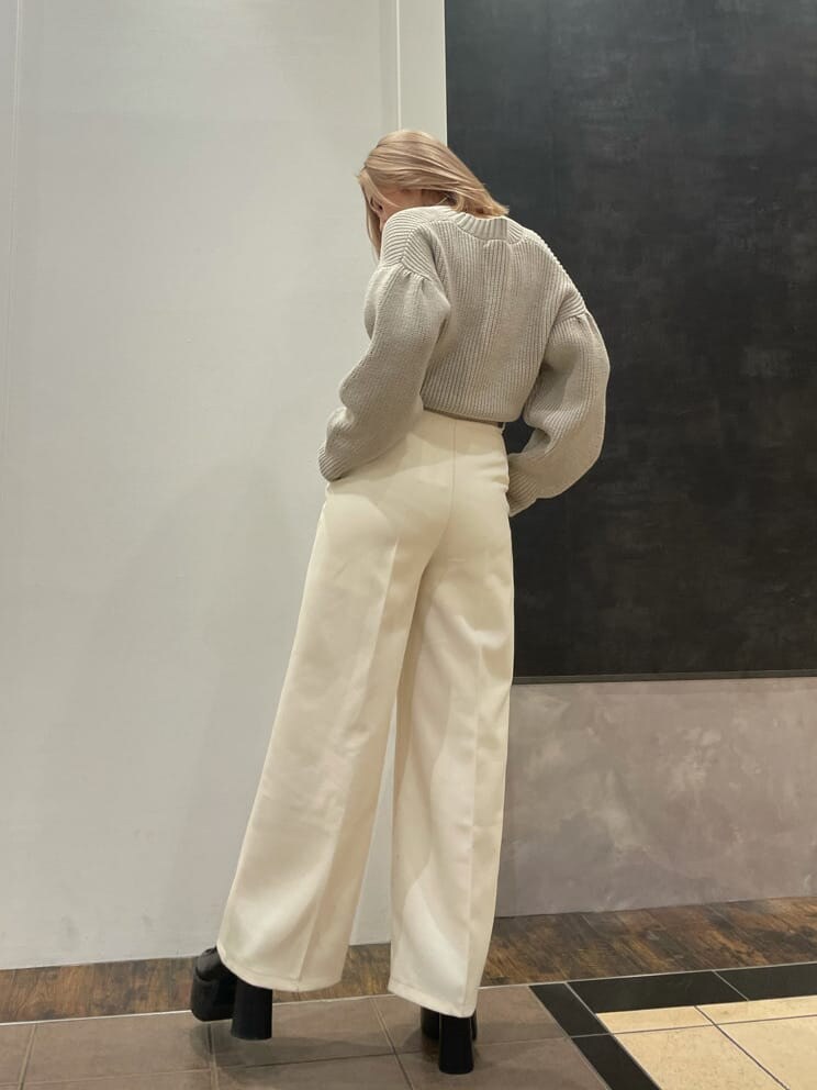 ブラック系のローファー、ホワイト系のその他パンツ、ベージュ系のカーディガン/ボレロを着用したレディースの冬コーディネートの3枚目の写真