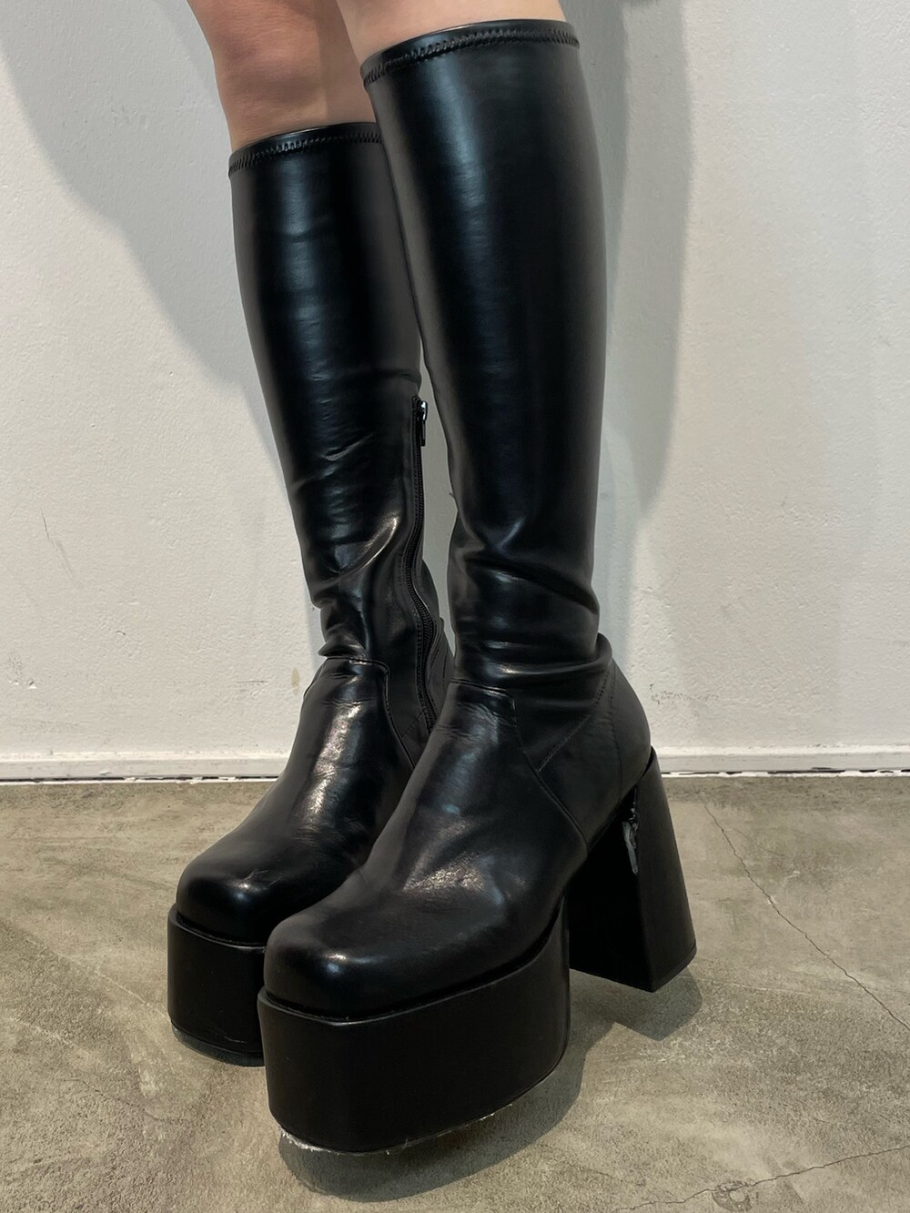 その他のブーツ、その他のニット/セーター、ブラック系のハンドバッグを着用したレディースの夏コーディネートの7枚目の写真