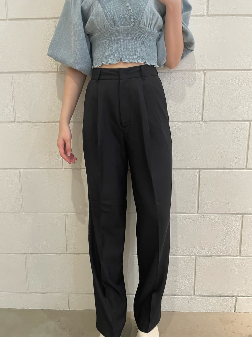 ブルー系のシャツ/ブラウス、ホワイト系のサンダル、ブラック系のスラックスを着用したレディースの春コーディネートの7枚目の写真