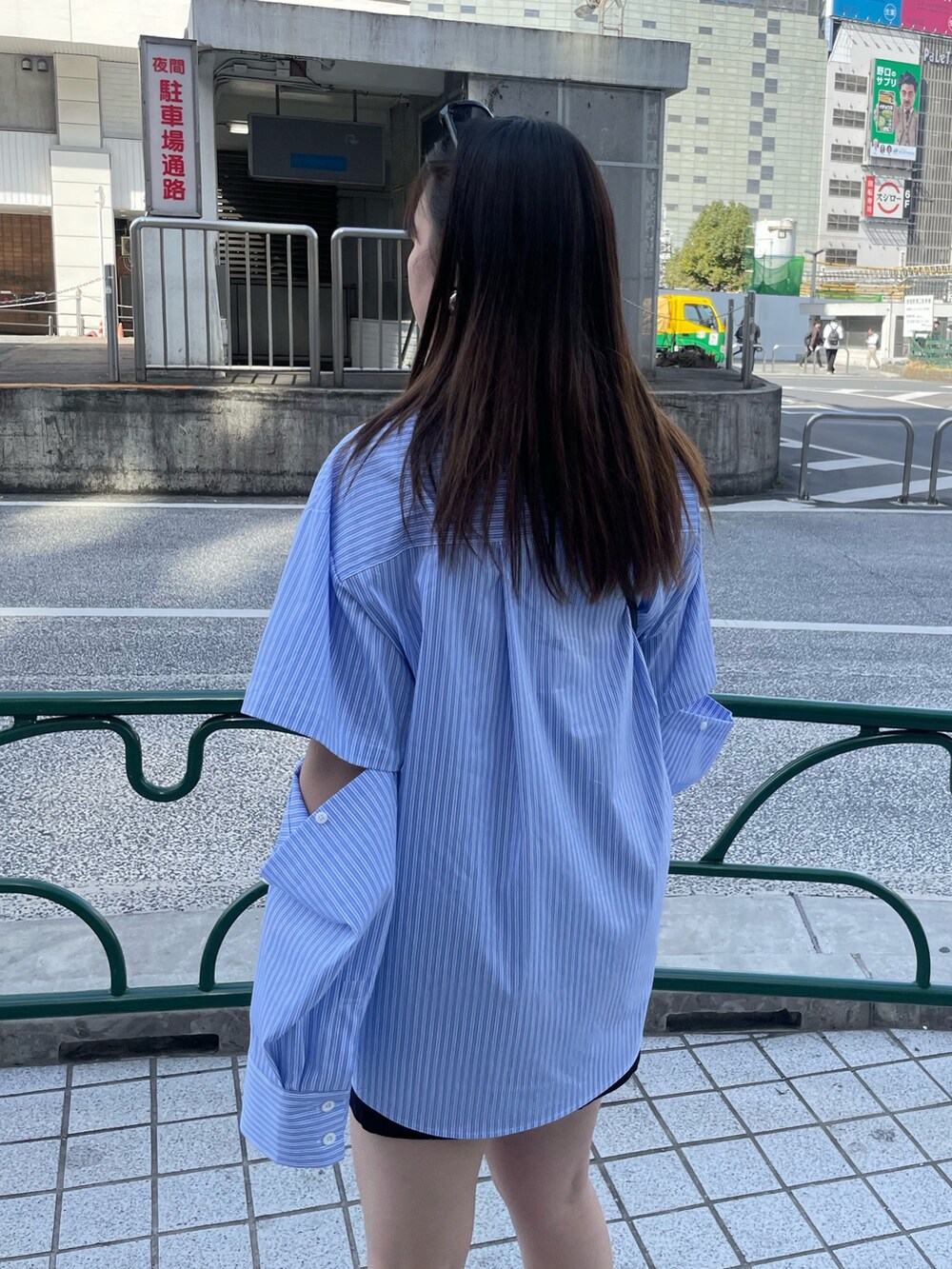 ブラック系のスカート、ブラック系のブーツ、ブラック系のハンドバッグを着用したレディースの春コーディネートの5枚目の写真