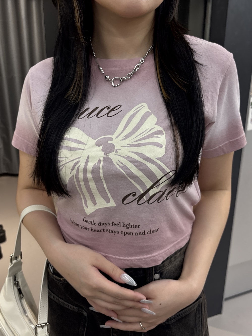 ブラック系のサンダル、ブラック系のデニムパンツ、ピンク系のTシャツ/カットソーを着用したレディースの夏コーディネートの4枚目の写真