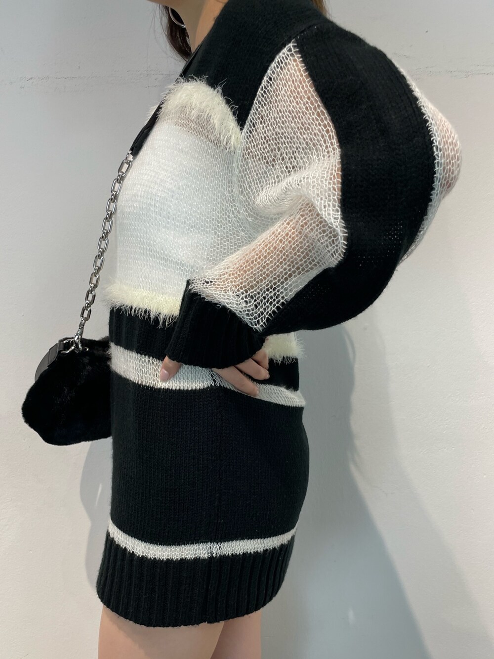 その他のブーツ、その他のニット/セーター、ブラック系のハンドバッグを着用したレディースの夏コーディネートの6枚目の写真