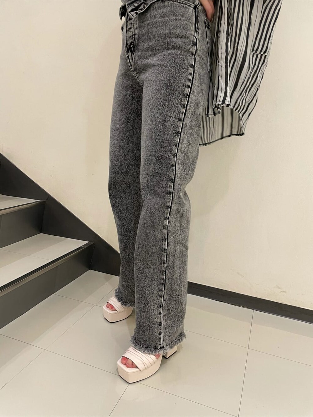 その他のシャツ/ブラウス、ホワイト系のサンダル、ブラック系のデニムパンツを着用したレディースの夏コーディネートの6枚目の写真