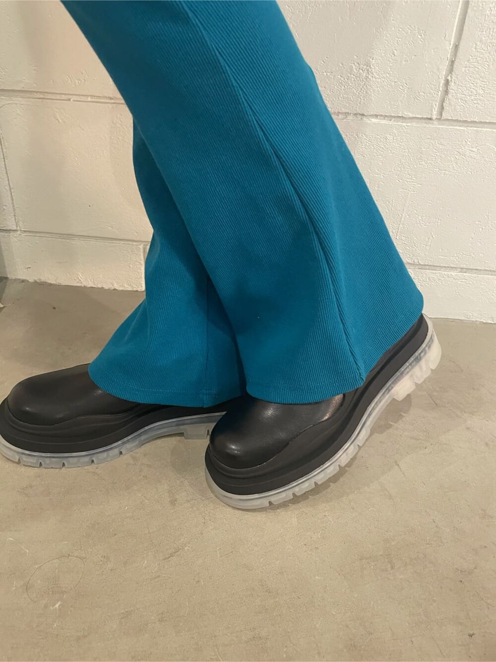 ブラック系のブーツ、ブラック系のTシャツ/カットソー、ブルー系のその他パンツを着用したレディースの冬コーディネートの9枚目の写真