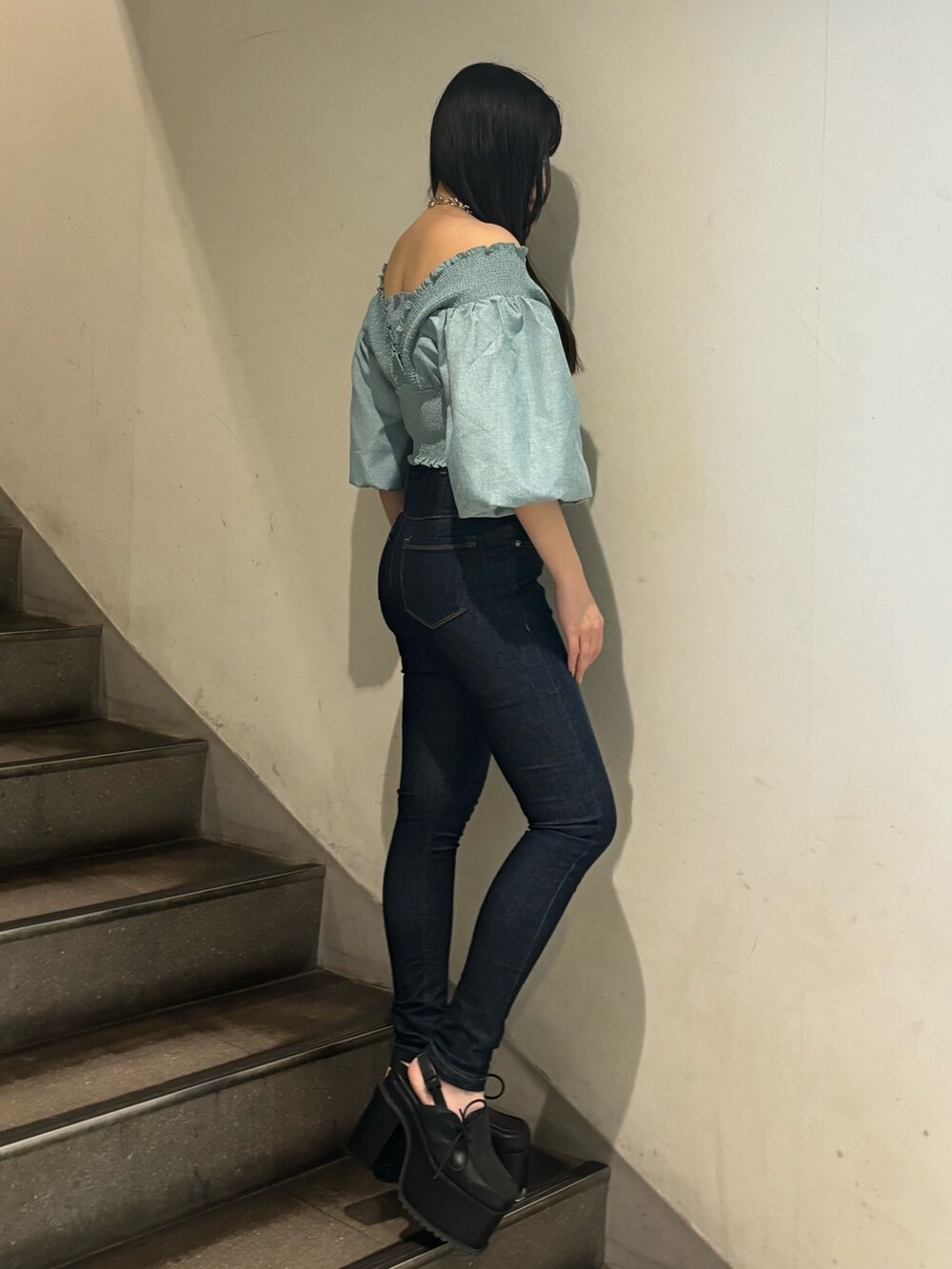 ブラック系のデニムパンツ、ブルー系のTシャツ/カットソーを着用したレディースの春コーディネートの2枚目の写真