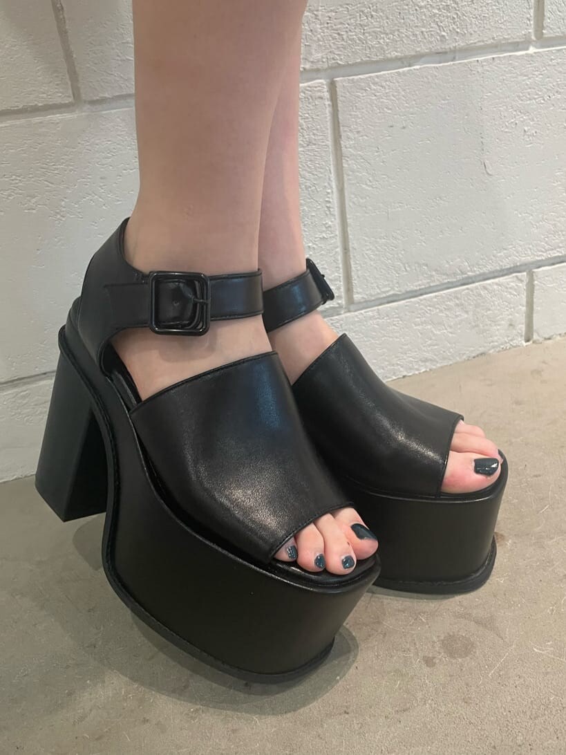 その他のワンピース、ブラック系のサンダルを着用したレディースの春コーディネートの8枚目の写真