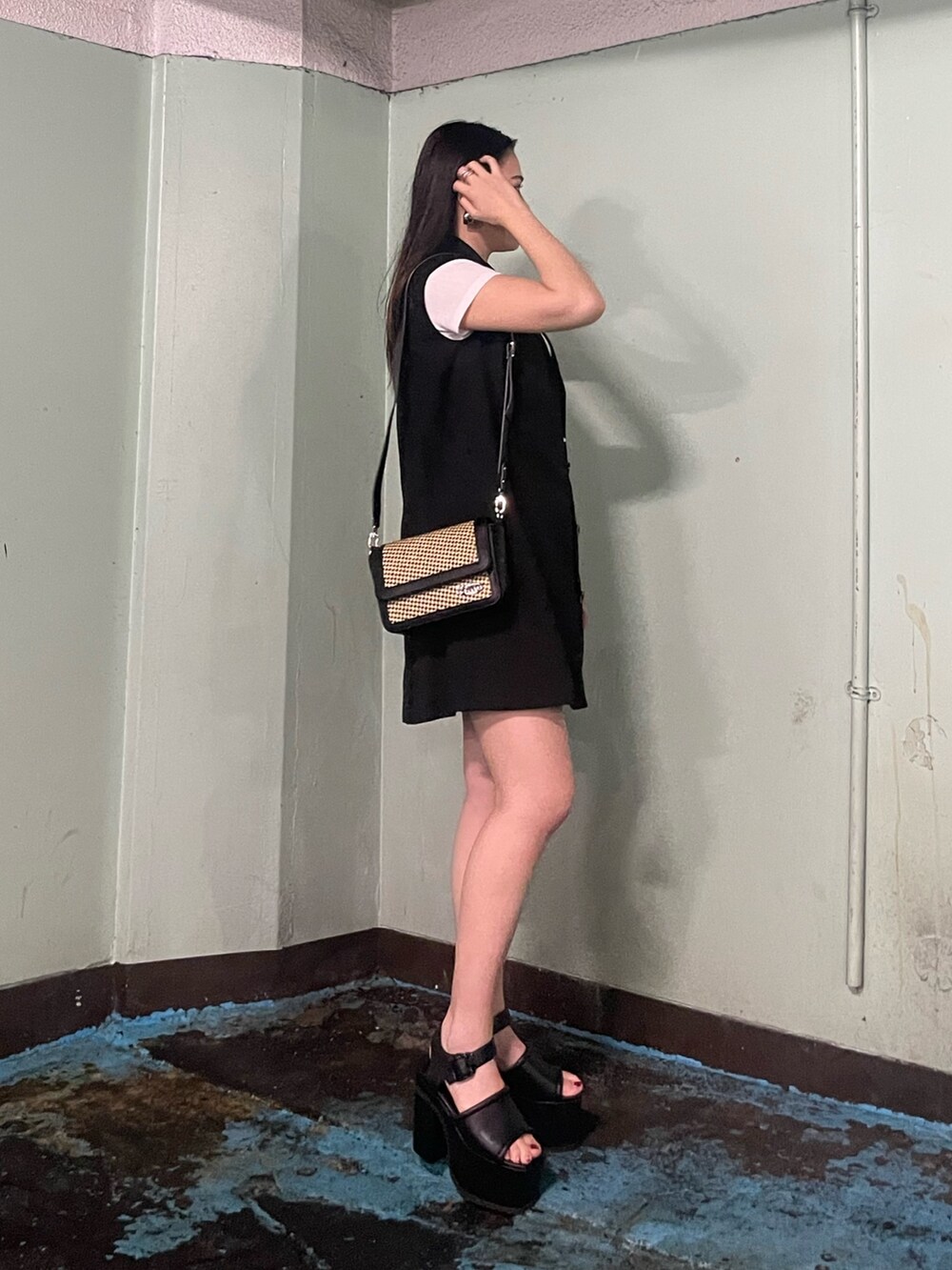 ベージュ系のショルダーバッグ、ブラック系のサンダル、ブラック系のワンピースを着用したレディースの夏コーディネートの2枚目の写真
