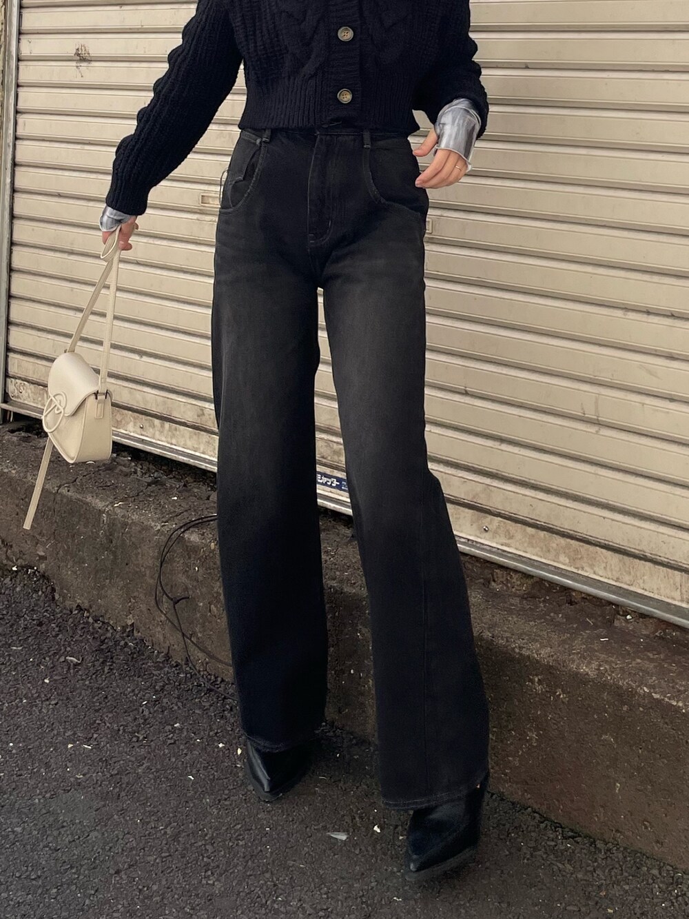 ブラック系のカーディガン/ボレロ、その他のTシャツ/カットソー、ブラック系のデニムパンツを着用したレディースの秋コーディネートの5枚目の写真