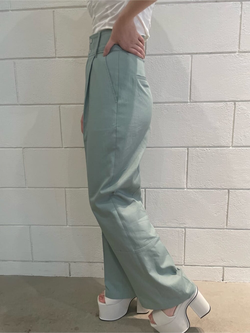 ホワイト系のサンダル、ホワイト系のTシャツ/カットソー、ブルー系のその他パンツを着用したレディースの春コーディネートの9枚目の写真