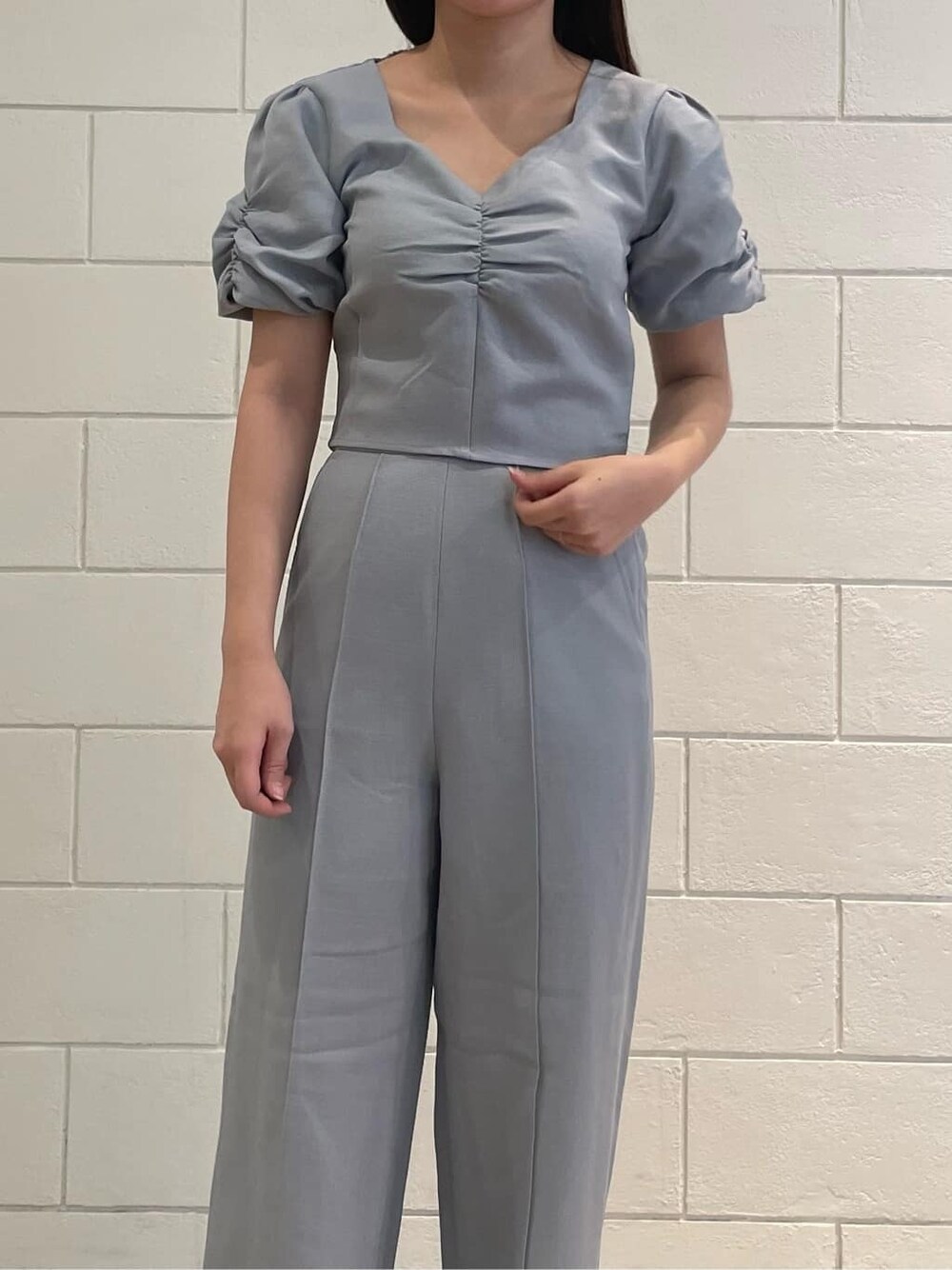 グレー系のその他パンツ、ブラック系のサンダル、グレー系のTシャツ/カットソーを着用したレディースの夏コーディネートの4枚目の写真