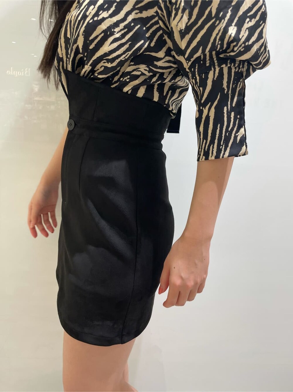 ブラック系のスカート、その他のシャツ/ブラウスを着用したレディースの夏コーディネートの6枚目の写真