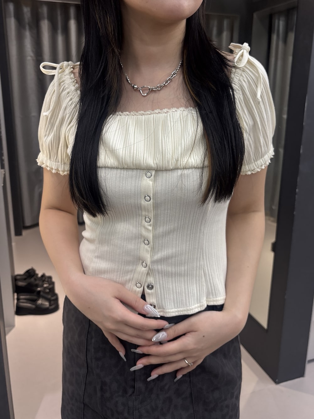 ブラック系のサンダル、グレー系のスカート、その他のTシャツ/カットソーを着用したレディースの夏コーディネートの4枚目の写真
