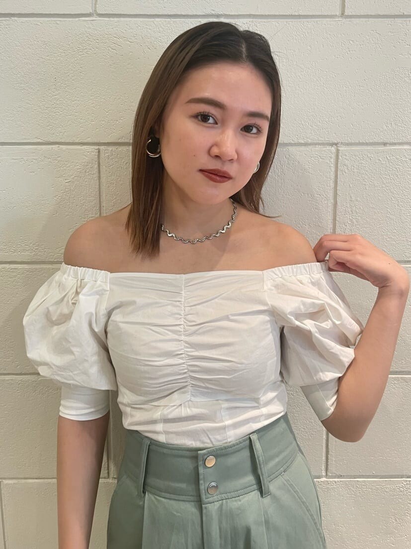 ホワイト系のサンダル、ホワイト系のTシャツ/カットソー、ブルー系のその他パンツを着用したレディースの春コーディネートの3枚目の写真