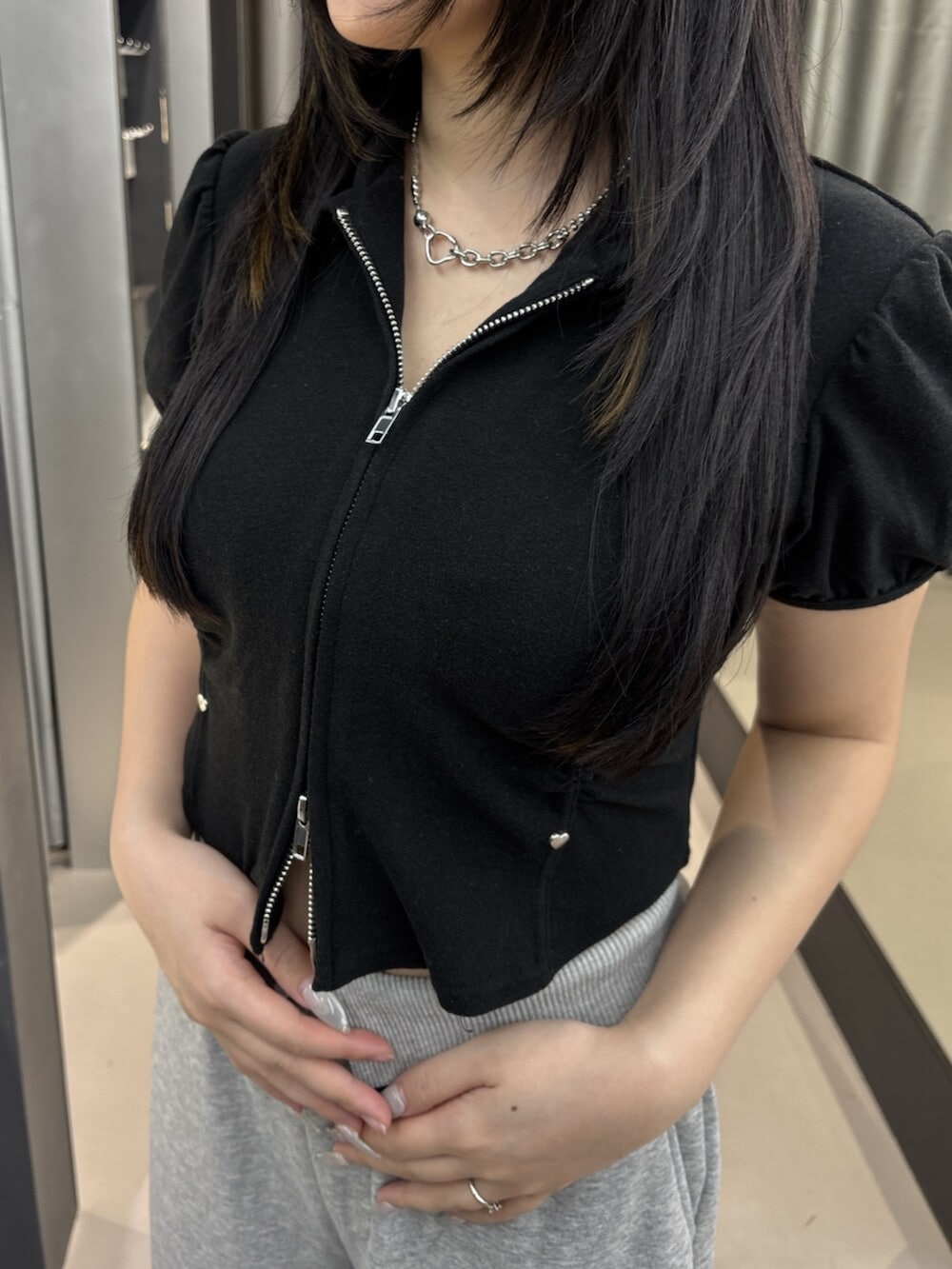 ブラック系のスニーカー、ベージュ系のシャツ/ブラウス、グレー系のその他パンツを着用したレディースの夏コーディネートの4枚目の写真