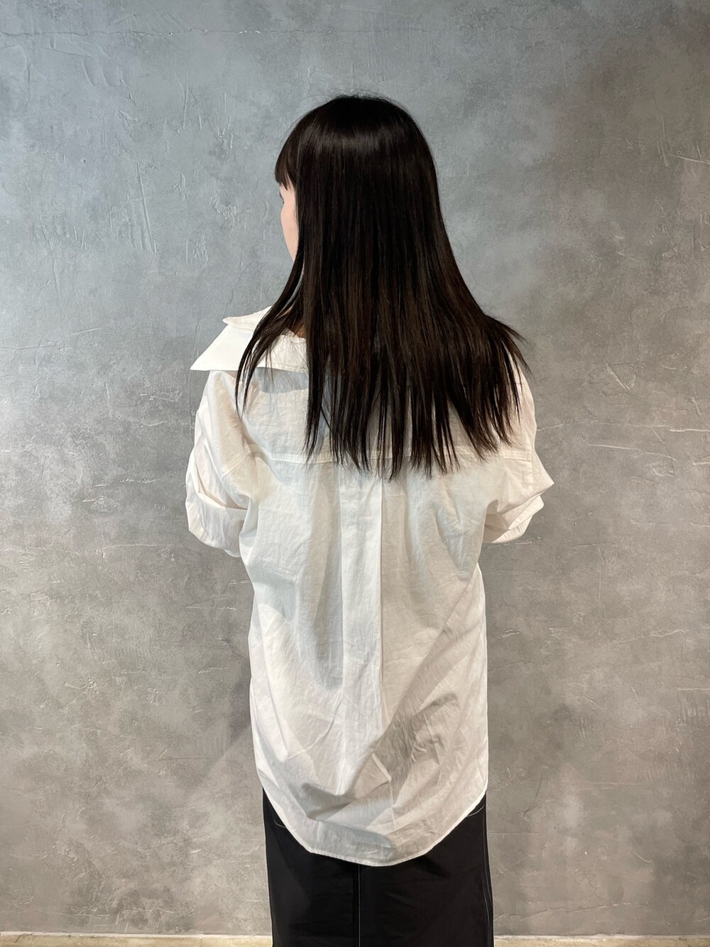 ホワイト系のサンダル、ホワイト系のキャミソール、ブラック系のスカートを着用したレディースの春コーディネートの6枚目の写真