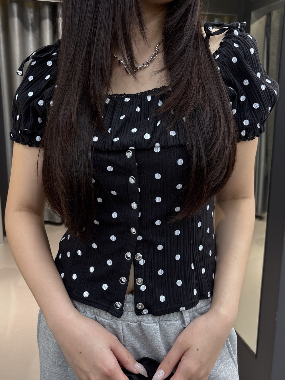 ブラック系のサンダル、ブラック系のスウェットパンツ、その他のTシャツ/カットソーを着用したレディースの夏コーディネートの4枚目の写真